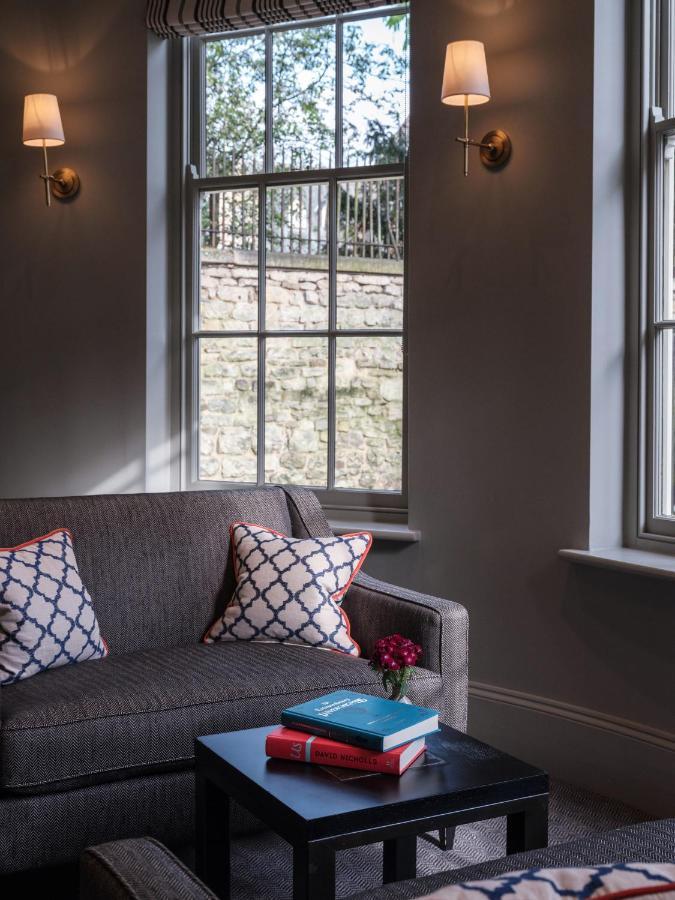 Old Bank Hotel Oxford Esterno foto A window with a window film