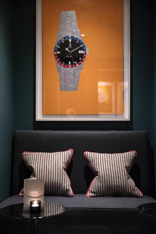 Old Bank Hotel Oxford Esterno foto A framed photograph of a Rolex Daytona