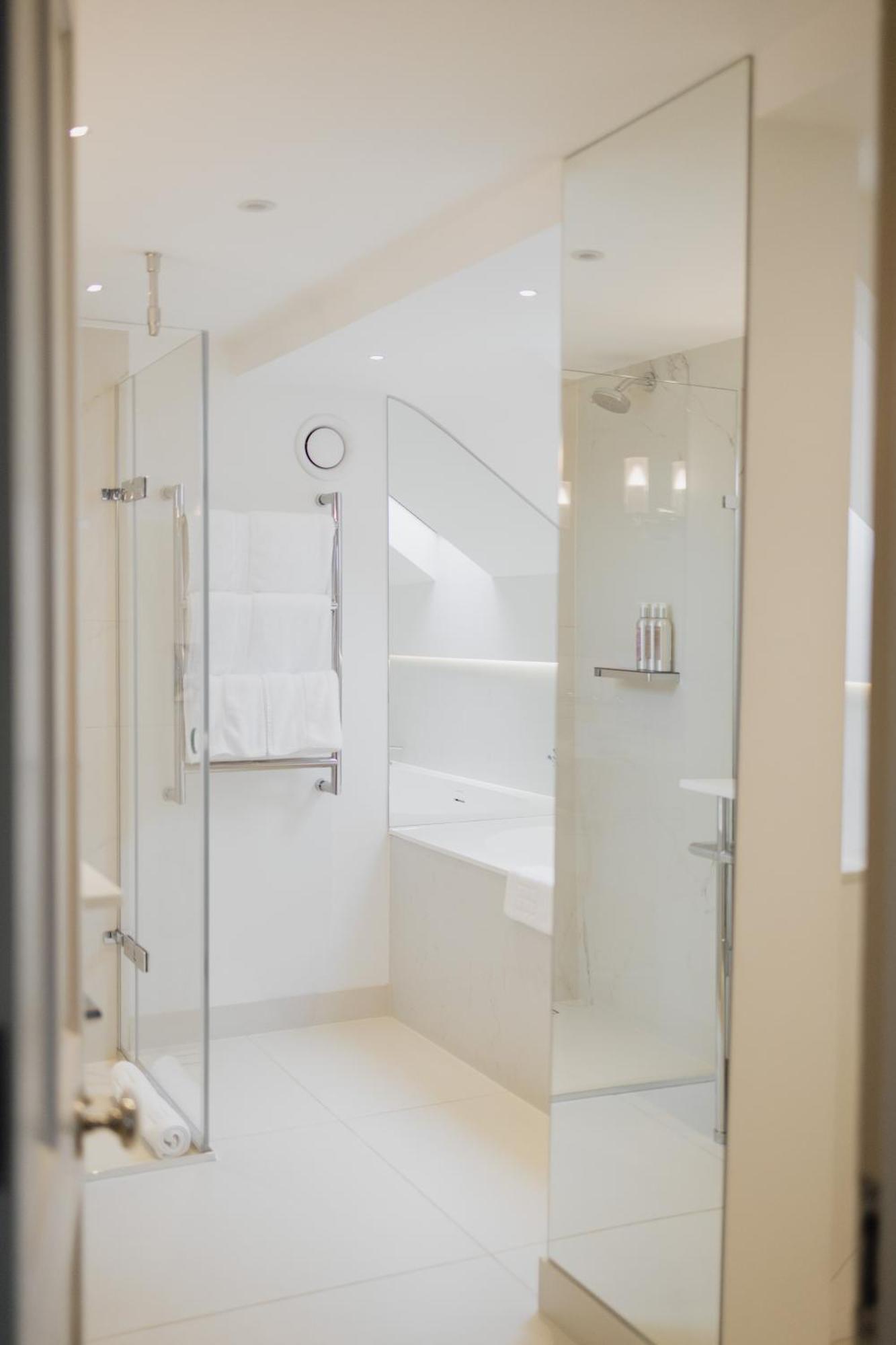 Old Bank Hotel Oxford Esterno foto A shower enclosure