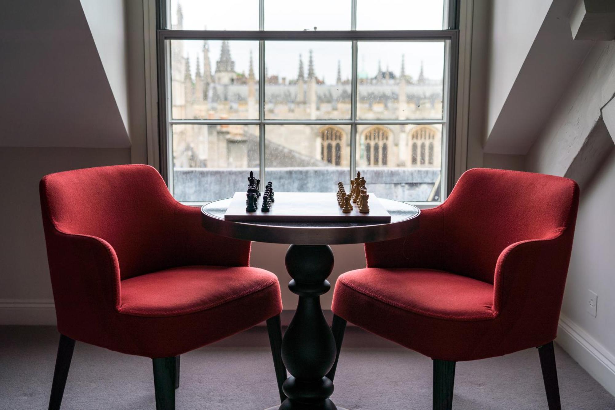 Old Bank Hotel Oxford Esterno foto The chess table at the hotel