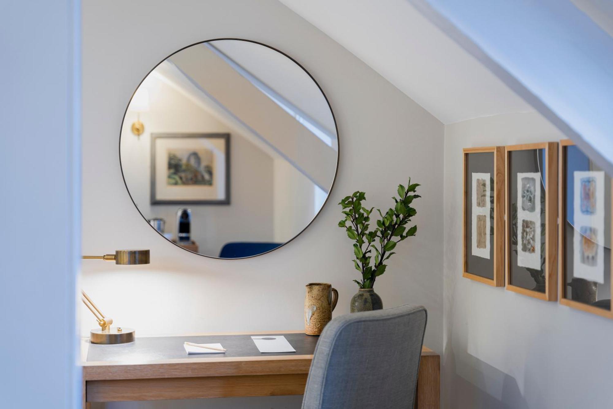 Old Bank Hotel Oxford Esterno foto A mirror in a home office