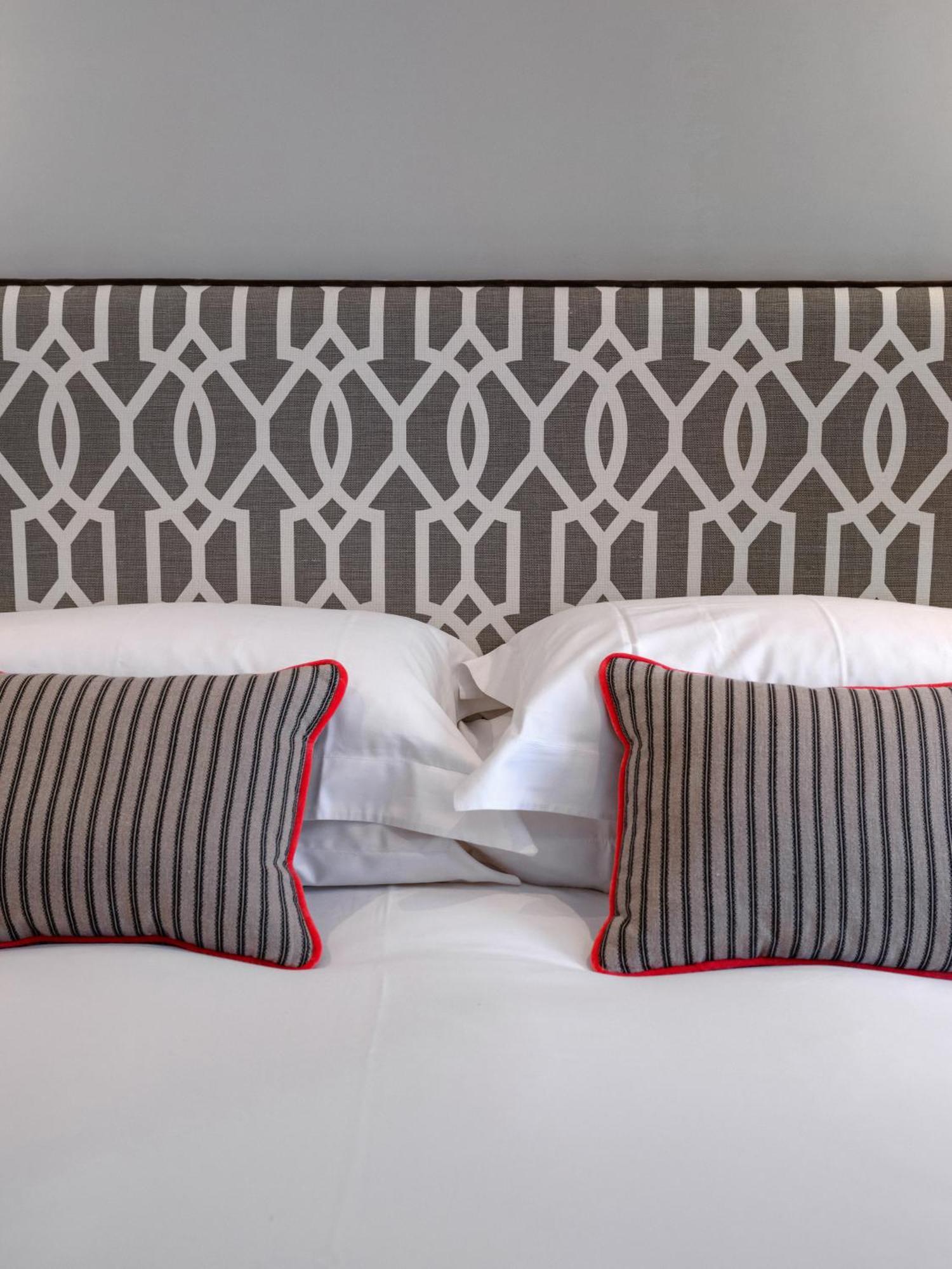 Old Bank Hotel Oxford Esterno foto A bed with a bed frame