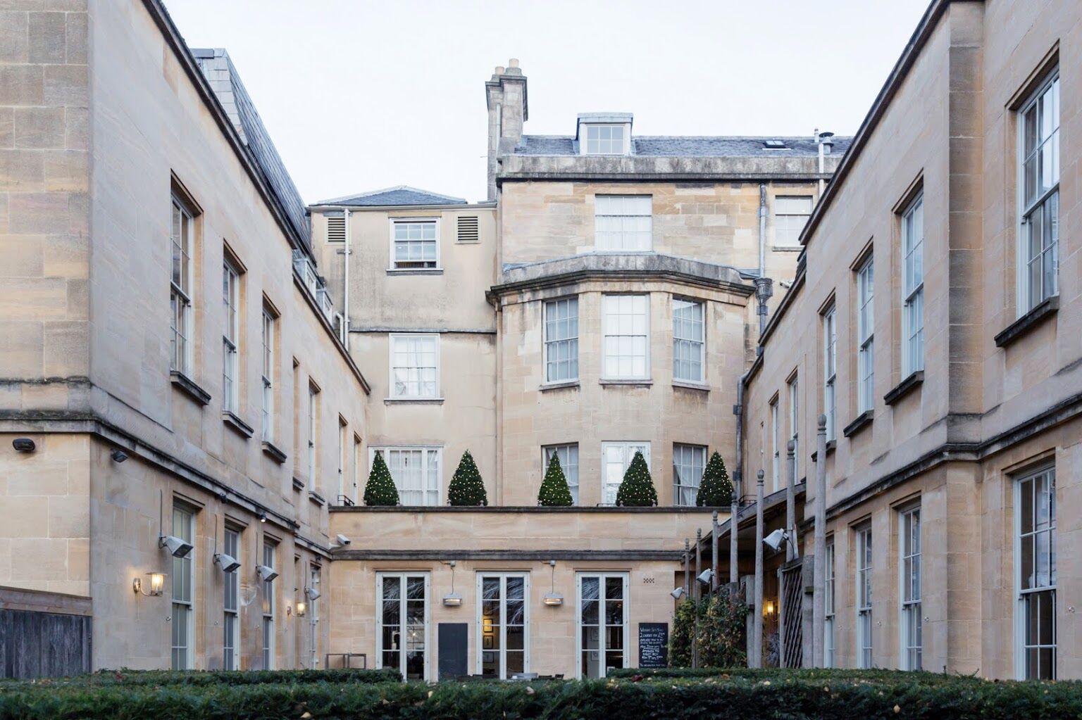 Old Bank Hotel Oxford Esterno foto The courtyard of the Royal Society